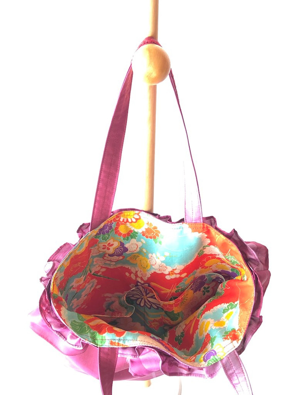 フリルバッグA4サイズ　正絹 ・銘仙　矢羽柄（ピンク色） 2枚目の画像