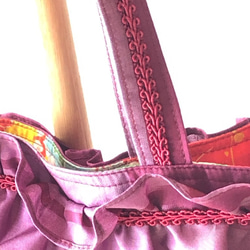 フリルバッグA4サイズ　正絹 ・銘仙　矢羽柄（ピンク色） 4枚目の画像