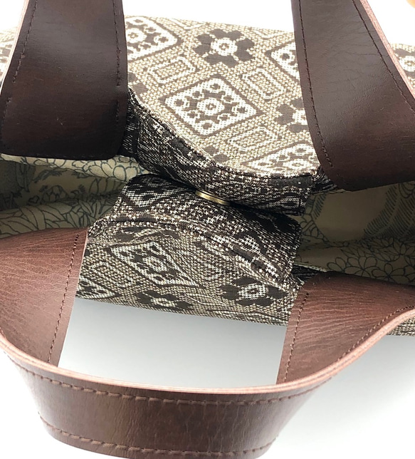 トートバッグ　正絹　通しマチ外ポケット付き(泥大島茶系・クリーム色）中 8枚目の画像