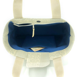 内かぶせ付トートバッグ　正絹　白大島紬花輪柄　(白系・青色） 6枚目の画像