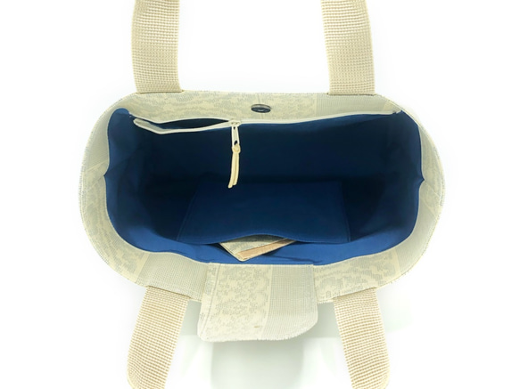 内かぶせ付トートバッグ　正絹　白大島紬花輪柄　(白系・青色） 6枚目の画像
