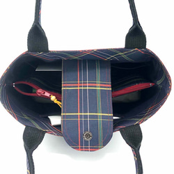 中仕切りポケット付きトートバッグ（かぶせフタ付き）　正絹　縞大島紬　(紺系チェック柄・紺色）　 6枚目の画像