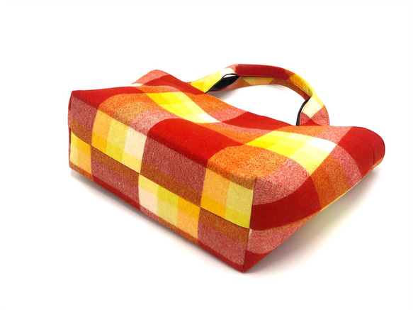 トートバッグ　　着物地本英ネル(ウール100%)   チェック柄（赤黄色・赤色) 3枚目の画像