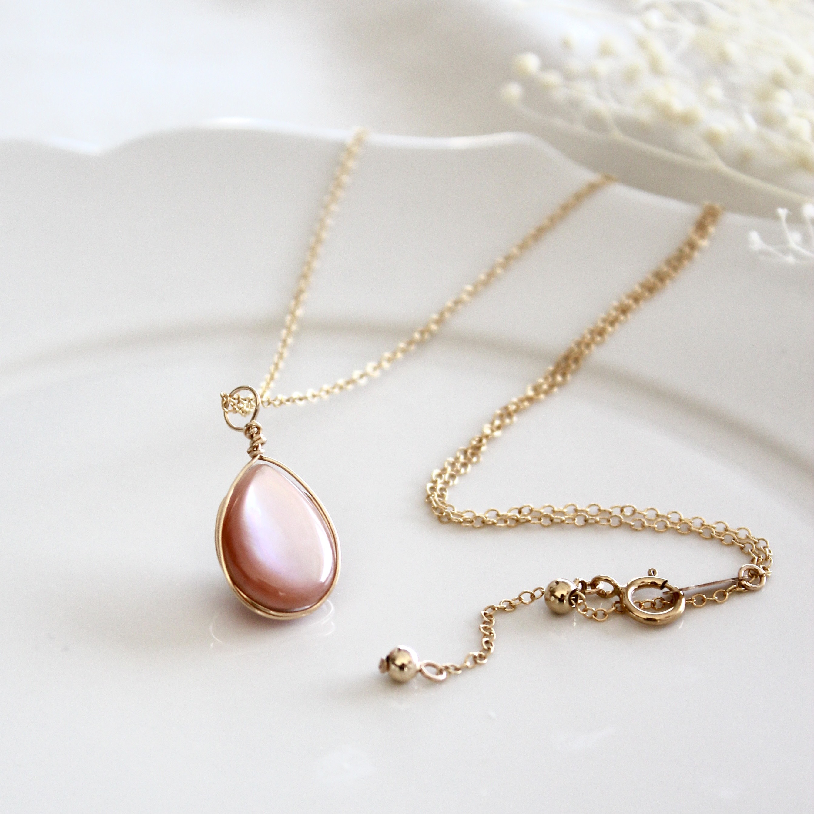 桜色 ピンクシェルの桜ひとひらネックレス 　45㎝まで長さ自由自在　14kgf