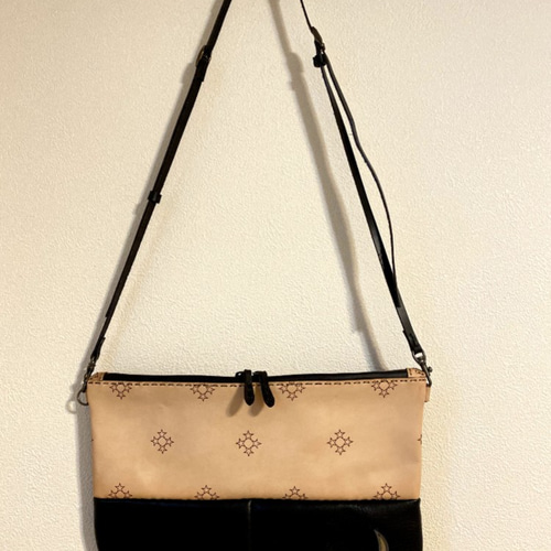 レザーショルダーバッグ OJAGADESIGN(オジャガデザイン) サコッシュ 本