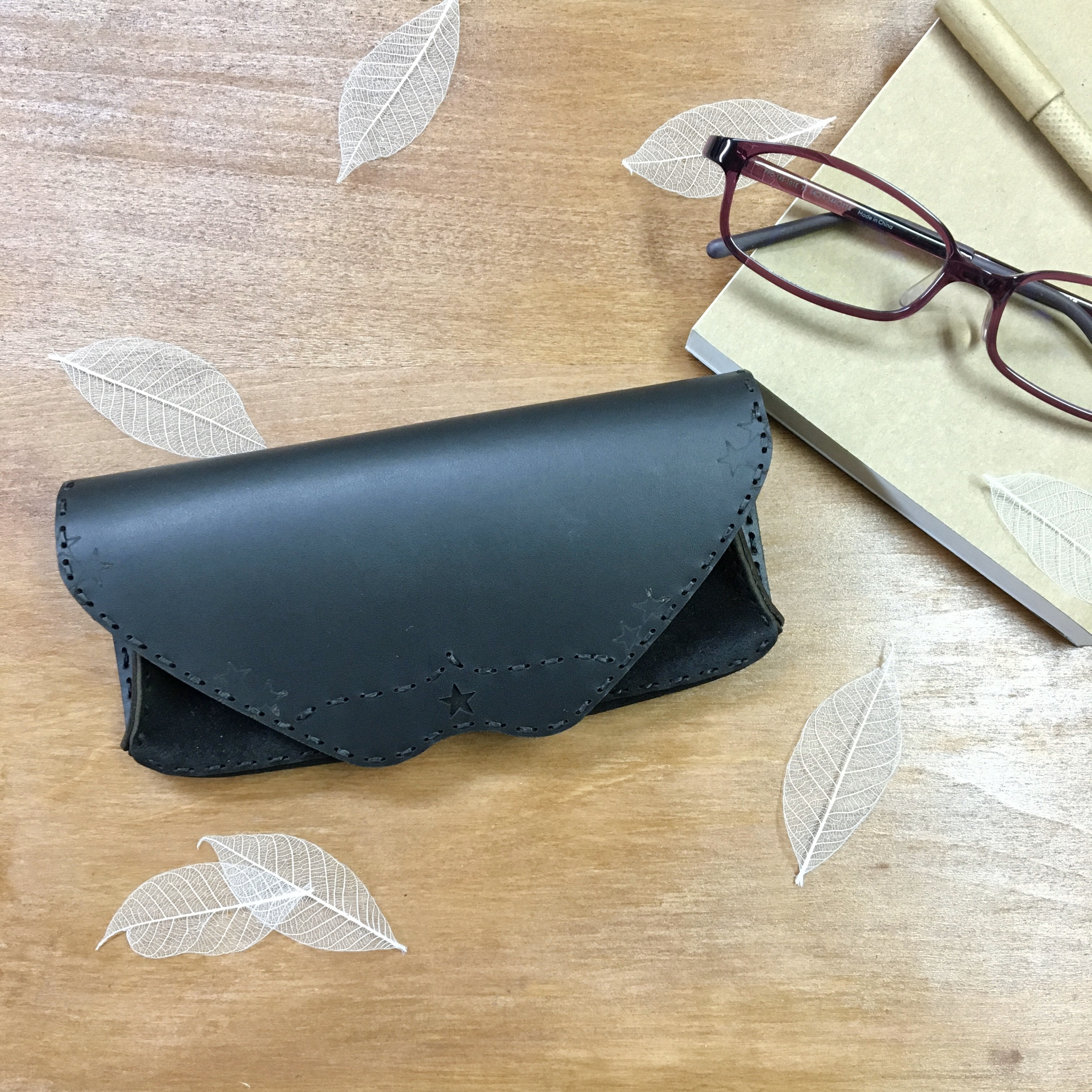 レザーメガネケース　スエード　ハンドメイドレザー　手縫い　クラフトレザー　ojagadesign  オジャガデザイン