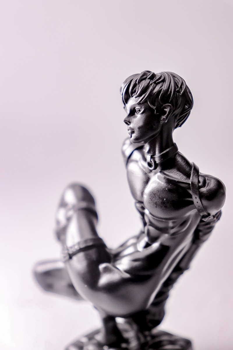 You too, release yourself ”BLACK”/ STATUE