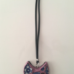 よびねこバッグチャーム・桜印判・パープル　陶磁器と漆の猫バッグチャーム 2枚目の画像
