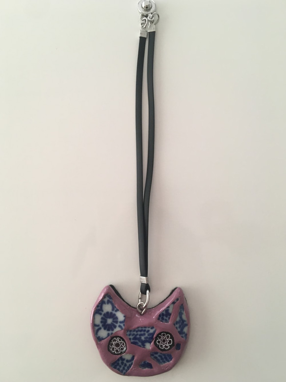 よびねこバッグチャーム・桜印判・パープル　陶磁器と漆の猫バッグチャーム 2枚目の画像