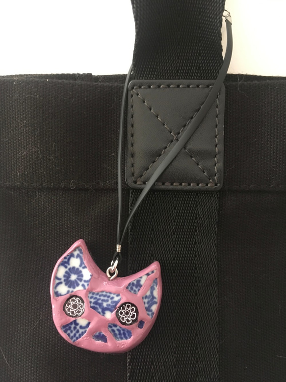 よびねこバッグチャーム・桜印判・パープル　陶磁器と漆の猫バッグチャーム 4枚目の画像