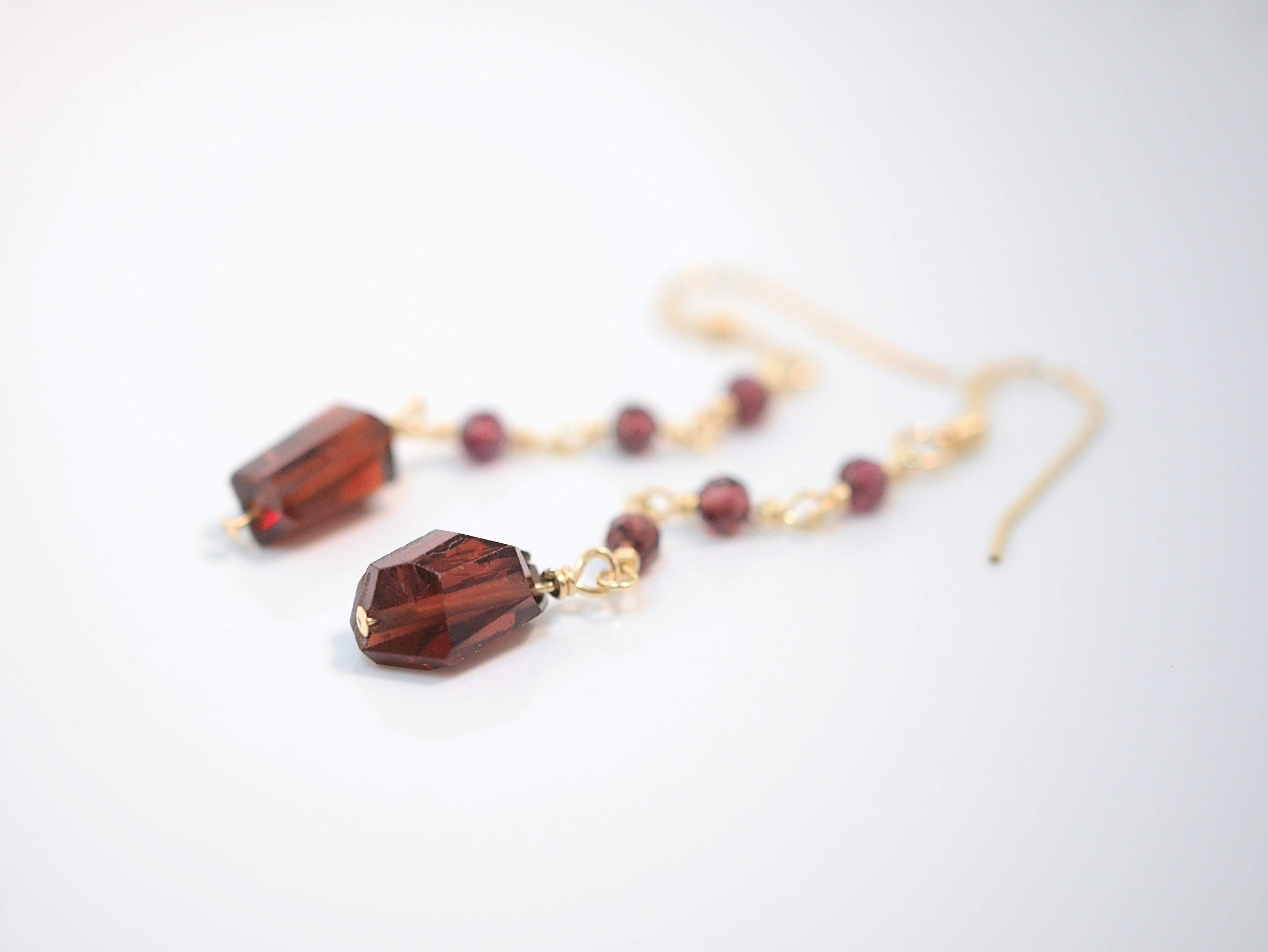 14kgf）ガーネットのロングピアス ピアス（フック・チェーン