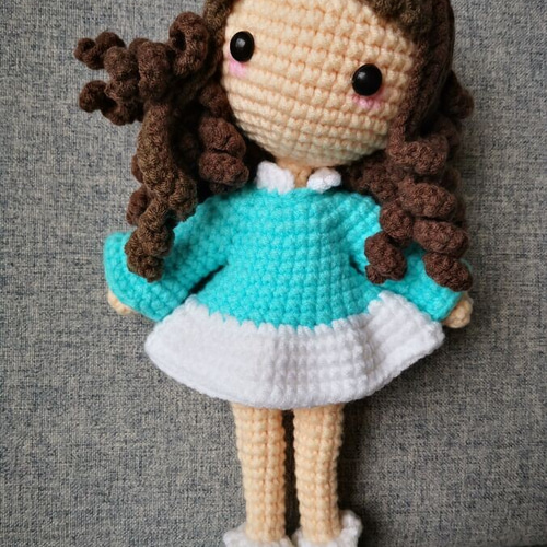 編み物をしている女の子 可愛い子 手作り人形 あみぐるみ 桜手作り