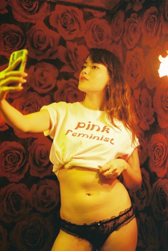 フェミニスト　Tシャツ　ピンクカラー 4枚目の画像
