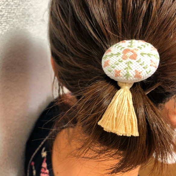 タッセル付き くるみボタンヘアゴム 2枚目の画像