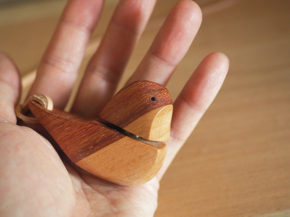 小鳥のバードコール〔茶色〕革紐ストラップ付き 彫刻 COOBA 通販