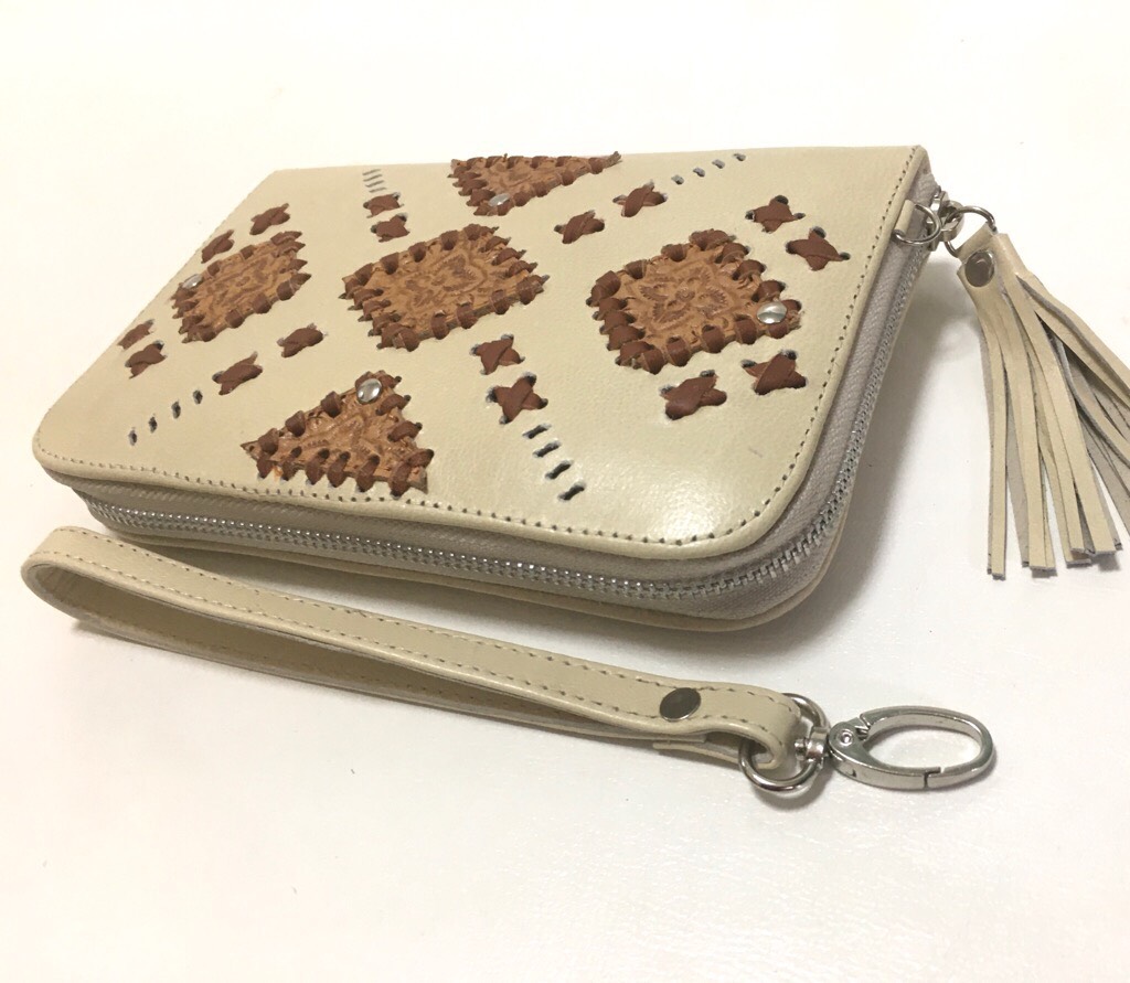 柔らかい上質な本革の大きめクラッチウォレット