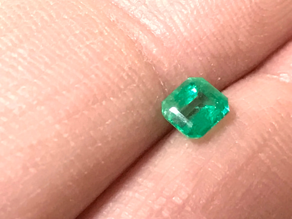 エメラルド 0.39ct ブラジル産 ルース 1枚目の画像