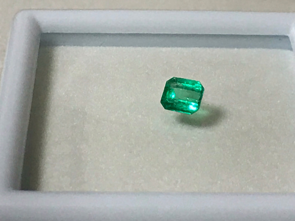 エメラルド 0.39ct ブラジル産 ルース 2枚目の画像