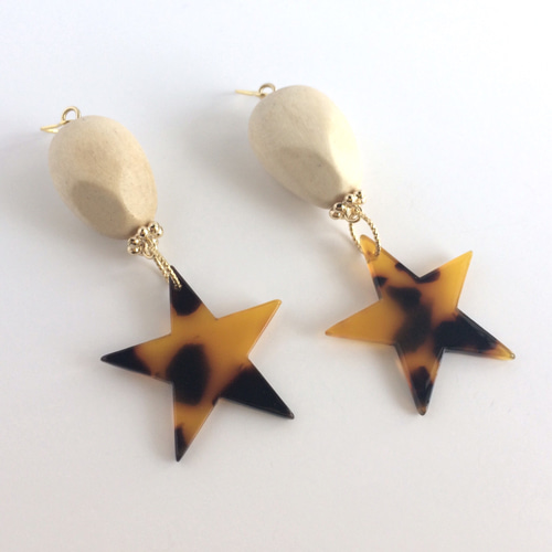 星型べっ甲とウッドの☆流れ星ピアス ピアス（フック・チェーン 