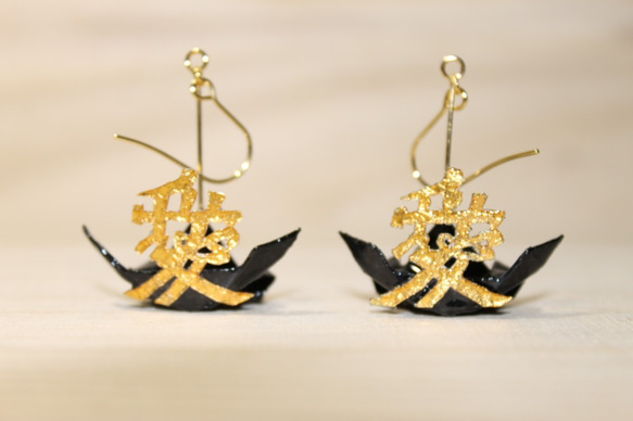 両耳用〗戦国武将兜ピアス 直江兼続【色:黒/金 柄:無 ﾋﾟｱｽ素材:ｻｰｼﾞｶﾙ
