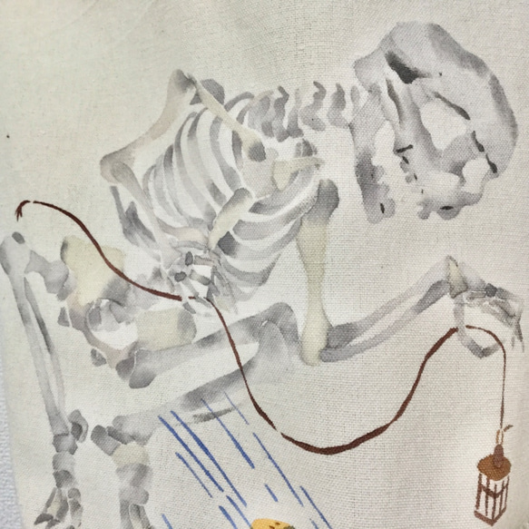 型染エコバッグ中ー白　旅人と骸骨 2枚目の画像