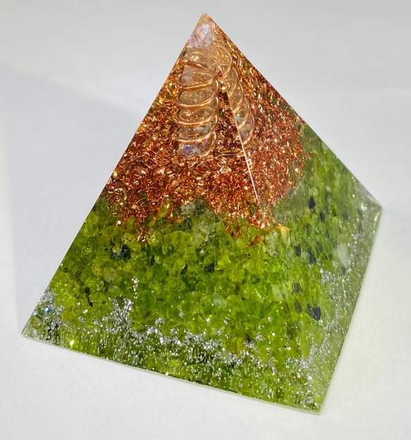 ≪定制≫ 橄欖石【正能量、舒緩壓力、淨化】金字塔有機長石 第1張的照片