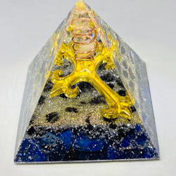 ≪受注制作≫【魔除け・お守り】ゴールドクロス ピラミッド型 オルゴナイト 1枚目の画像