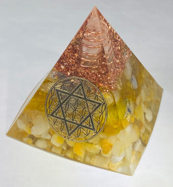 【きんうんUP・リラックス】フラワーオブライフ六芒星 ピラミッド型 オルゴナイト 1枚目の画像