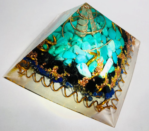 【大人気！再販】最強金運☆元宝のピラミッド型オルゴナイト⑥（叶えるオイル封入） 邪気払い・魔よけ】黄金比ピラミッド型 オルゴナイト その他置物