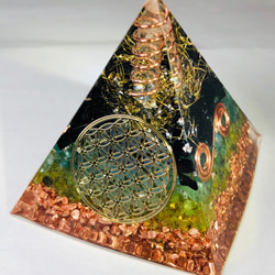 【疲労回復・ストレス緩和・浄化】フラワーオブライフ ピラミッド型 オルゴナイト 1枚目の画像