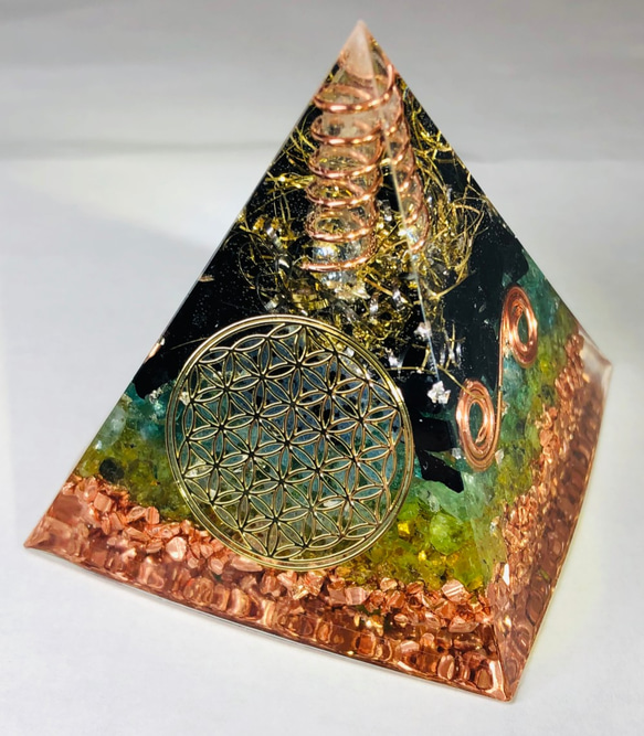 【疲労回復・ストレス緩和・浄化】フラワーオブライフ ピラミッド型 オルゴナイト 1枚目の画像