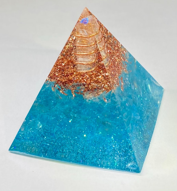 ≪受注制作≫アパタイト【新生活・ストレス緩和・浄化】ピラミッド型 オルゴナイト 1枚目の画像