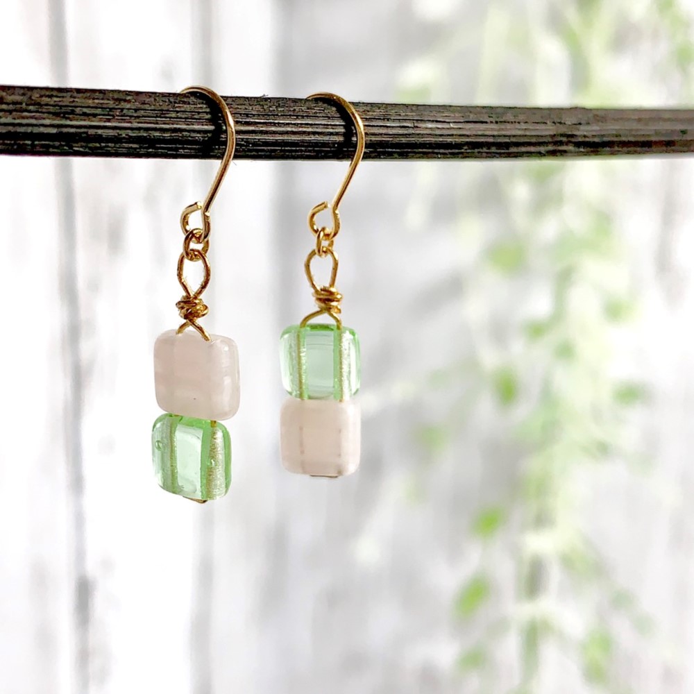 キュービィドロップ バイカラー チェコビーズ ピンク×グリーン