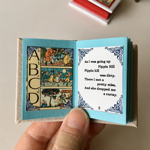 豆本？】「THE BABY'S OWN ALPHABET」《空/赤》【蛇腹折本