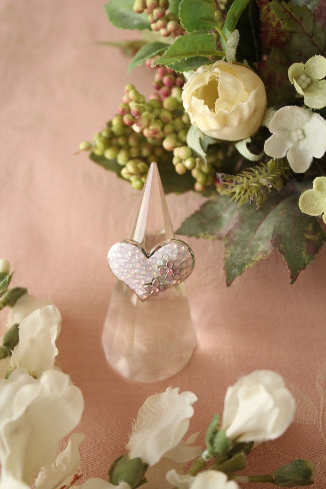 シックなオパールピンクのハートリング