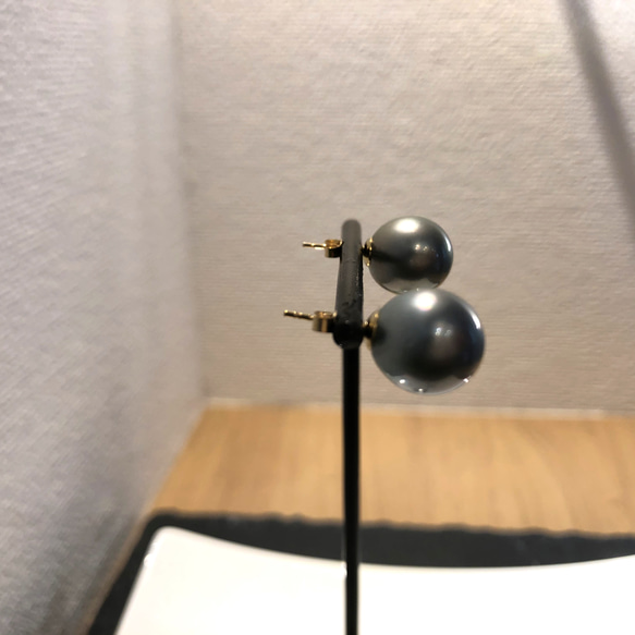タヒチ産黒蝶真珠のシンプルなひとつぶピアス 3枚目の画像