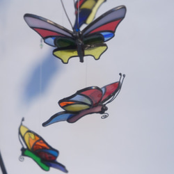 ステンドグラス「四頭の蝶のモビール」 3枚目の画像