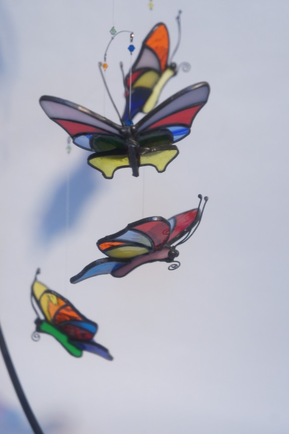 ステンドグラス「四頭の蝶のモビール」 3枚目の画像