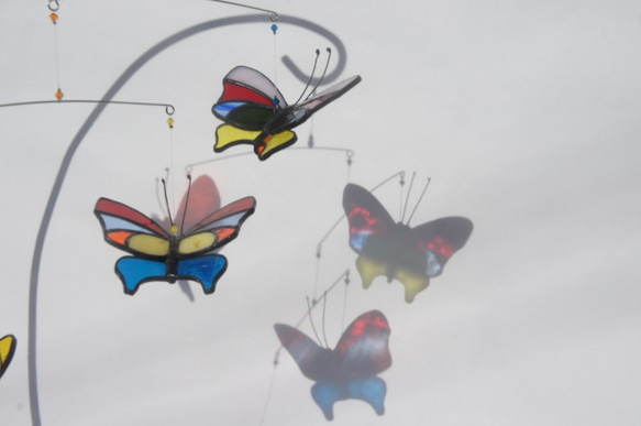 ステンドグラス「四頭の蝶のモビール」 4枚目の画像