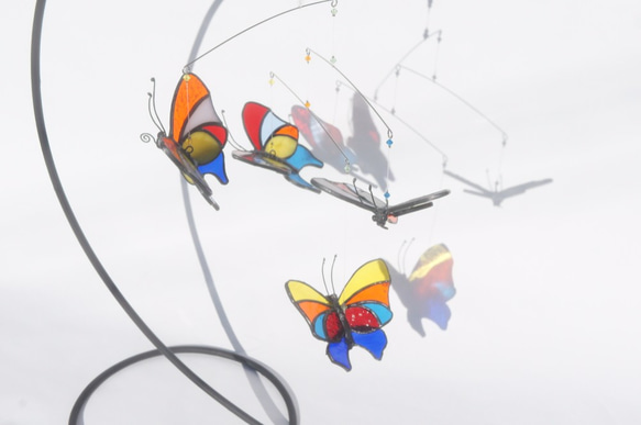 ステンドグラス「四頭の蝶のモビール」 7枚目の画像