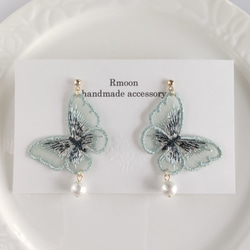 オーガンジー 刺繍 蝶々 コットンパール ピアス / イヤリング グリーン 1枚目の画像
