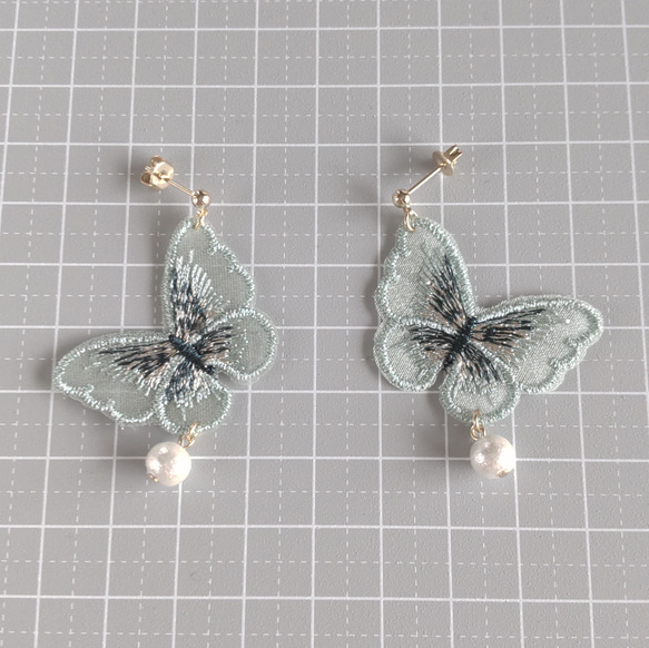 オーガンジー 刺繍 蝶々 コットンパール ピアス / イヤリング グリーン 3枚目の画像