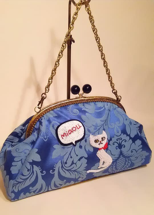 送料無料　ビーズ刺繍 がま口バック  白猫　スピーチバルーン