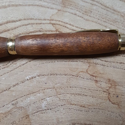 木製ボールペン　サペリ杢  回転式 ファンライン  松脂蜜蝋&椿油仕上げ 4枚目の画像