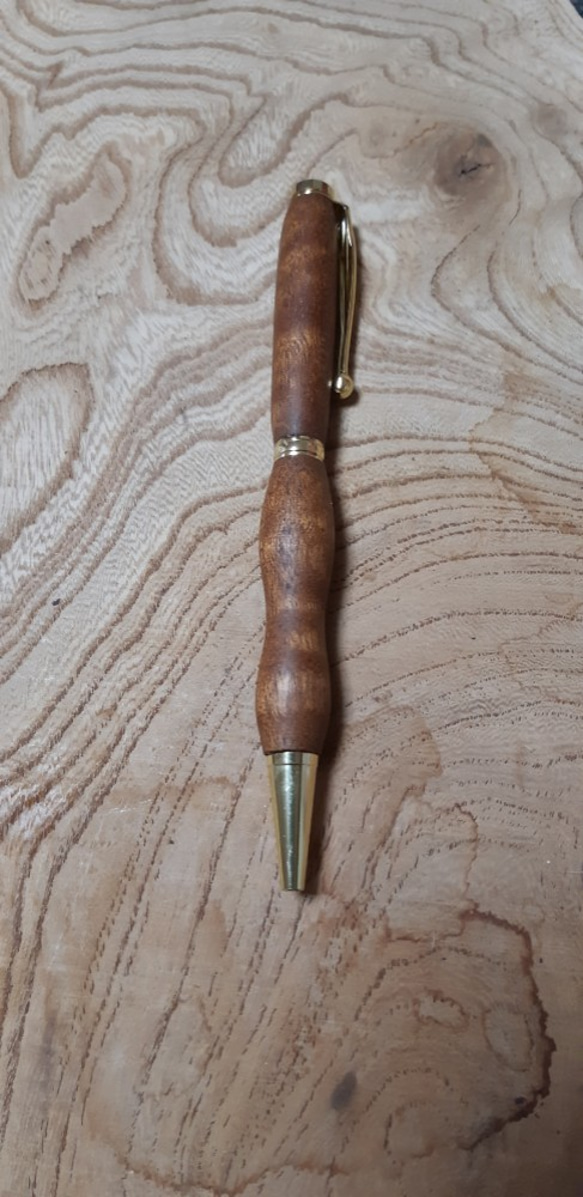 木製ボールペン　サペリ杢  回転式 ファンライン  松脂蜜蝋&椿油仕上げ 2枚目の画像