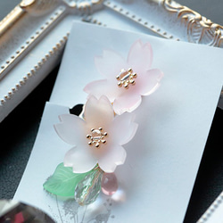淡く透ける桜のイヤーカフ 2枚目の画像