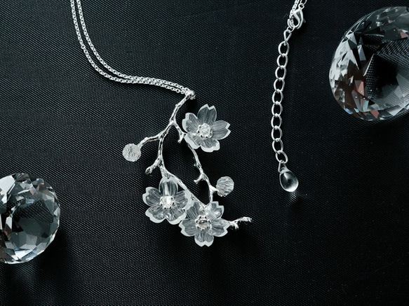 透明桜のネックレス 2枚目の画像
