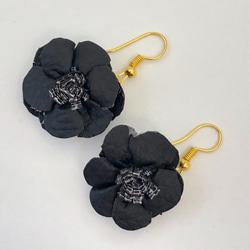 黒い花の小さいピアス 3枚目の画像