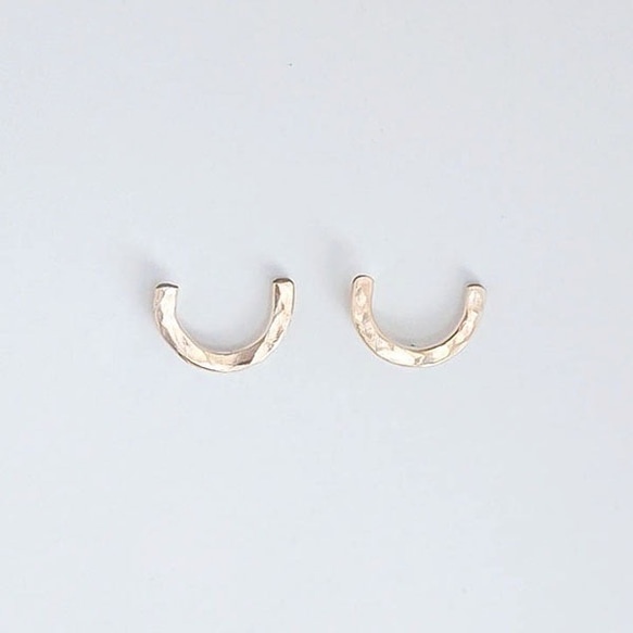 Curve studs . Gold-filled 第1張的照片