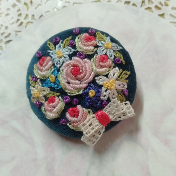 刺繍ブローチ※アンティークレースリボンと薔薇 2枚目の画像